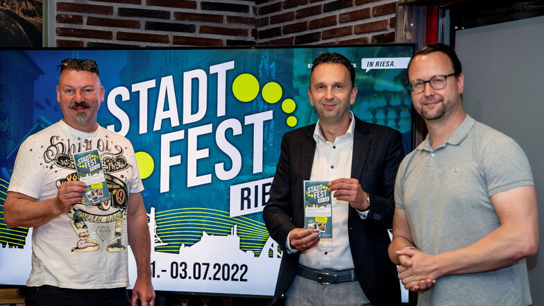 Ein Trio stellt das Riesaer Stadtfest 2022 vor: Cheforganisator Dirk Mühlstädt, Riesas OB Marco Müller (CDU), FVG-Chef John Jaeschke (v.l.n.r).