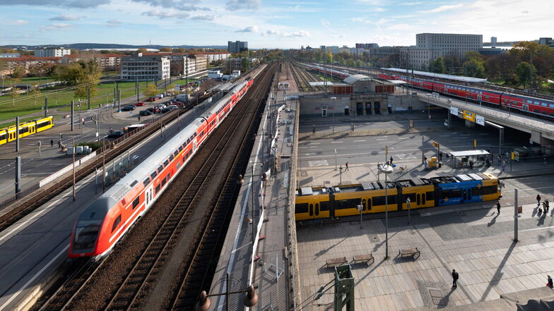 Der Hauptbahnhof in Dresden ist einer der Knotenpunkte für den öffentlichen Nahverkehr in Dresden.