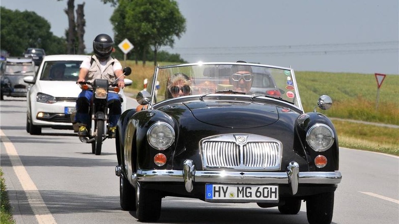 Mit seinem englischen MG (Typ A ) aus dem Jahr 1959 kam Joachim Schulze aus Hoyerswerda nach Strahwalde. Beim Treffen ist er schon Stammgast und fährt das historische Auto schon 14 Jahre.