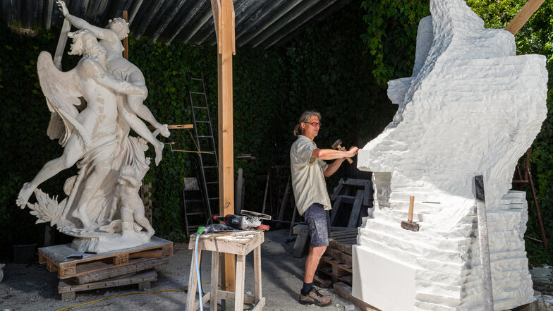 In seiner Potsdamer Werkstatt arbeitet Bildhauer Andreas Klein an der Kopie der Skulpturengruppe für den Großen Garten. Erste grobe Umrisse sind in dem Block aus Carrara-Marmor schon zu sehen.