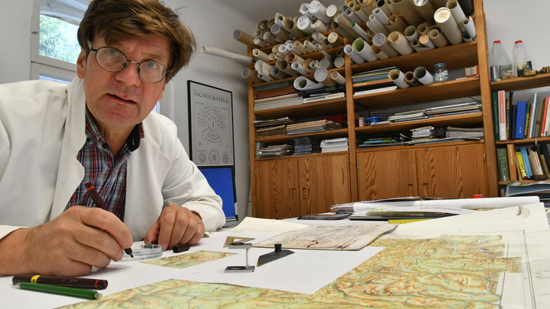 Kartograph Rolf Böhm an seinem Schreibtisch in Bad Schandau: "Auf den Meter kommt es sicherlich nicht an."