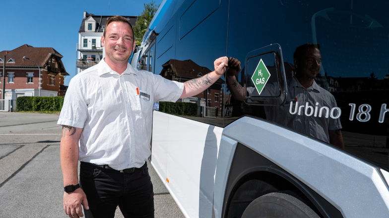 Paul Kasperski, Busfahrer bei den Görlitzer Verkehrsbetrieben (GVB), neben dem neuen Wasserstoffbus im Testbetrieb.