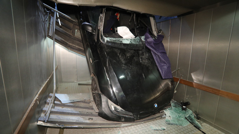 Fünf Meter stürzte am Sonntagmittag eine 33-Jährige mit ihrem BMW in die Tiefe und landete in einem Fahrstuhl.