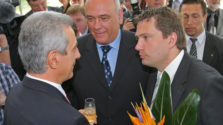 Der neugewählte sächsische Ministerpräsident Stanislaw Tillich (l./CDU) erhält am 28.05.2008 im Glückwünsche vom SPD-Fraktionsvorsitzenden Martin Dulig (vorn r.) und von Wirtschaftsminister Thomas Jurk (M./SPD). 