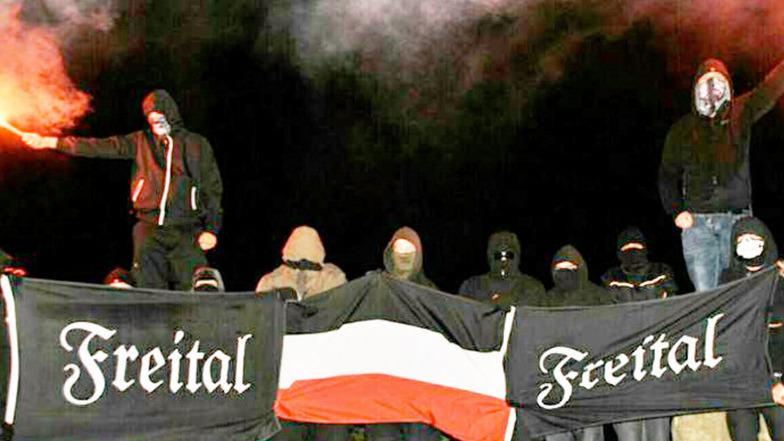 Mitglieder der Gruppe Freital posieren im September 2015 auf dem Freitaler Windberg. Acht von ihnen wurden im März 2018 verurteilt. Seit Juli 2016 wird auch gegen die zweite Reihe der rechtsterroristischen Vereinigung ermittelt.
