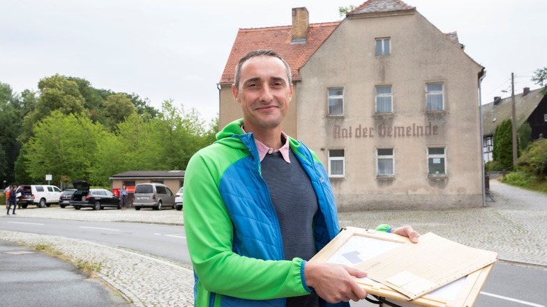 Haselbachtals Bürgermeister Tobias Liebschner freut sich, dass anstelle des alten Gebäudes des Rates der Gemeinde ein modernes energieautarkes Gemeindeamt entstehen wird.