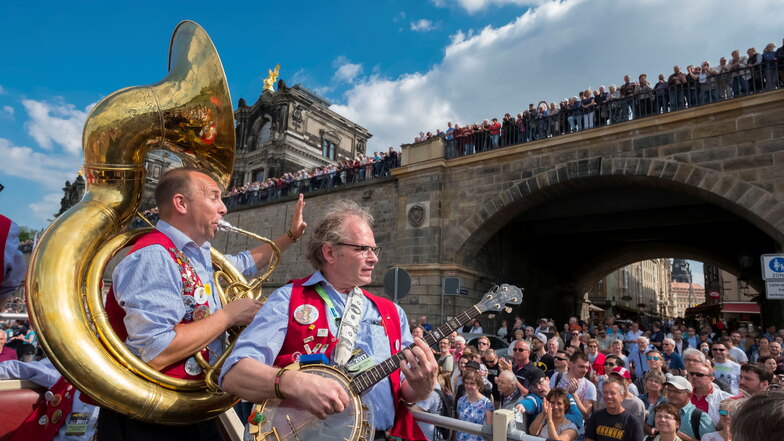 Zum Dixieland-Festival gibt es in Dresden auch wieder den traditionellen Umzug.