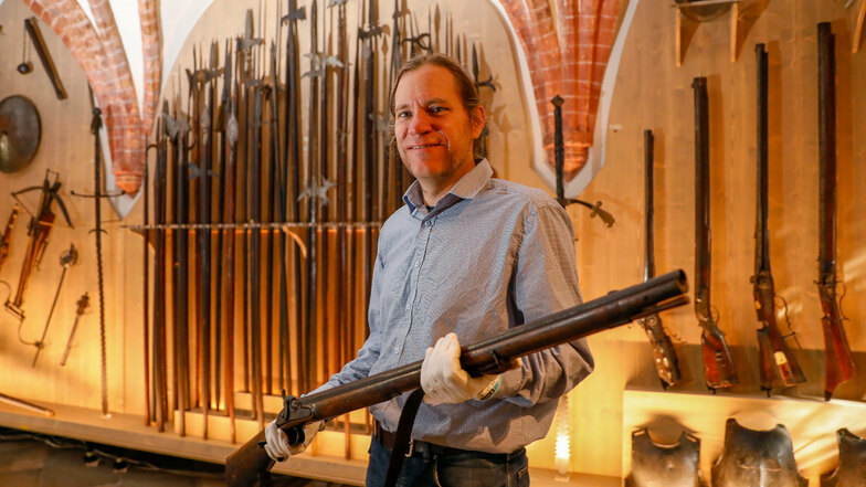 Zittaus Museumschef Peter Knüvener zeigt ein über 200 Jahre altes Gewehr. Das und viele andere Waffen, sind ab Sonnabend in der neuen Dauerausstellung zu sehen.