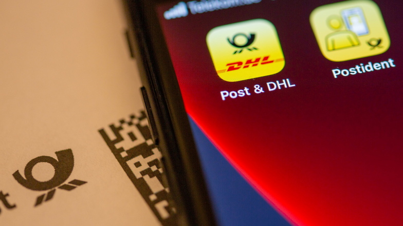 Das Logo der Post & DHL App ist auf dem Display eines Smartphones zu sehen. Im Streit über die Gültigkeit sogenannter mobiler Briefmarken hat die Deutsche Post eine Niederlage einstecken müssen.