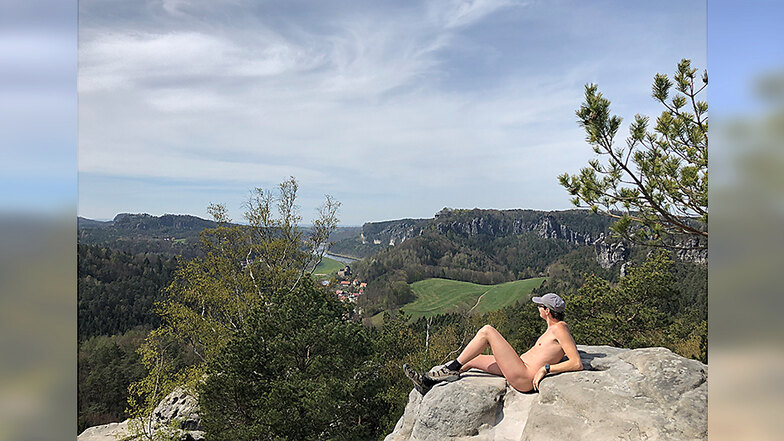 Martin Nitsche ist überzeugter Nacktwanderer und genießt die Aussicht auf die Sächsische Schweiz.