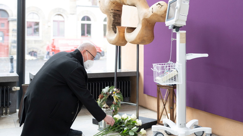 "Ein Zeichen der Wertschätzung": Seelsorger Christoph Behrends legt am Gedenkort Blumen nieder.