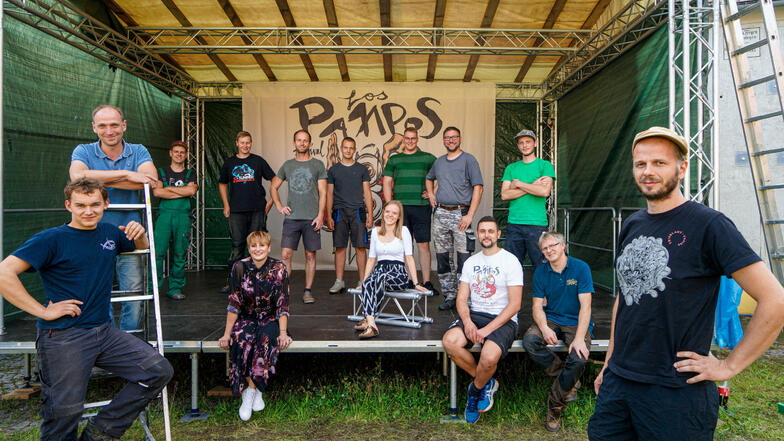 Axel Matz (vorn rechts) und sein Team organisieren das Los Pampos Festival in Zschorna, einem kleinen Ort bei Bautzen. Es ist das kleinste Rockfestival Deutschlands.