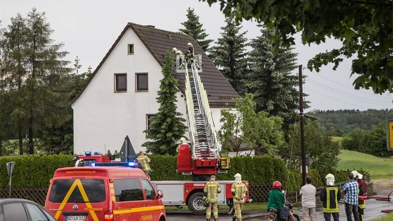 Ein heftiges Unwetter mit Regen, Blitz und Donner wütete am Dienstagabend im Rödertal - in Kleindittmannsdorf musste die Feuerwehr ausrücken, nachdem ein Blitz in ein Haus eingeschlagen hatte.
