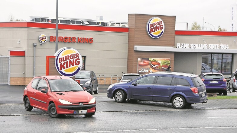 Ist der Parkplatz voll belegt, gestaltet sich die Einfahrt zum Burger King in Riesa aufgrund der engen Kurven problematisch. Mitte Oktober wurde die Einweihung der Filiale gefeiert.