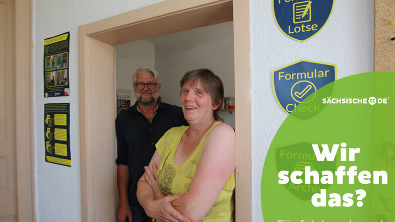 Hartmut Fuchs und Formularlotsin Carola Haupt helfen Migranten, im deutschen Behördendschungel zurechtzukommen. Auch Deutsche können die Formularlotsen in Anspruch nehmen.