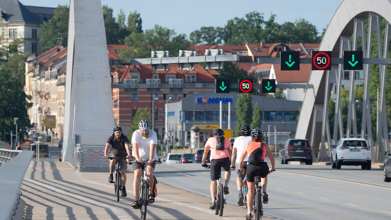 Viele Radfahrer nutzen die breiten Wege über die Brücke. Im Coronjahr 2020 wurde der Rekord mit über 1,2 Millionen aufgestellt.