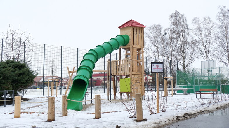 An der Grundschule Naustadt steht auf der Außenfläche ein neuer Spielplatz. 375.000 Euro kosteten die Baumaßnahmen.