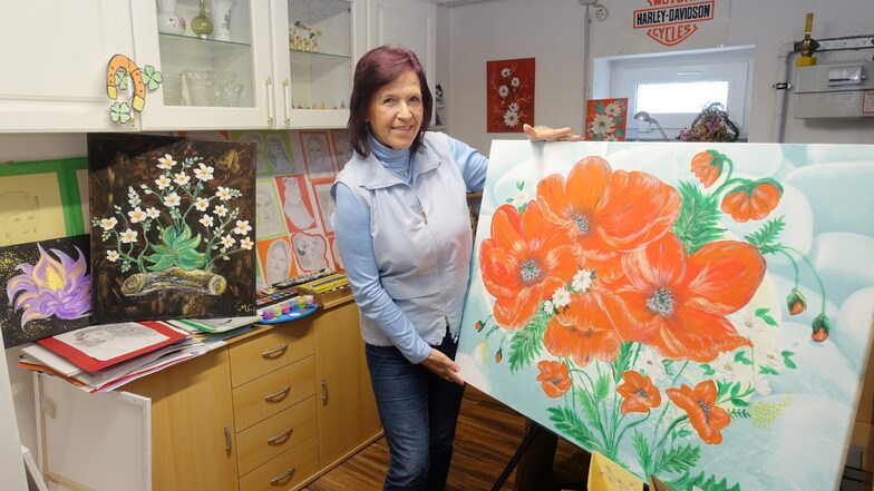 Blumen- und Landschaftsbilder malt Margitta Cyron in ihrem Hobbyraum im Keller besonders gern.