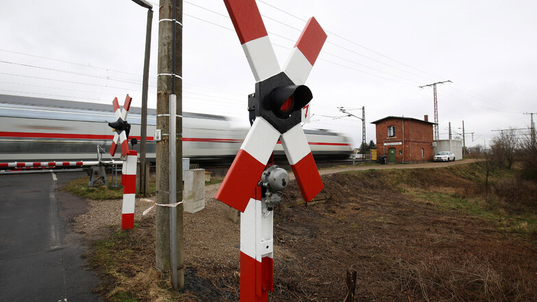 Auf dem Weg nach Dresden: Ein Intercity fährt durch Röderau. In so einem Zug hat jetzt ein Schwarzfahrer für Ärger gesorgt.