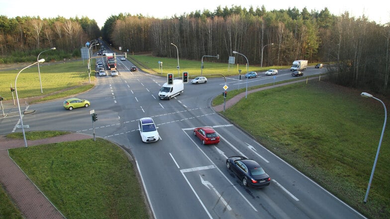 Die Jänkendorfer Kreuzung vor fünf Jahren. Schon damals wurde für einen Kreisverkehr plädiert. Drei Jahre später bekam die Kreuzung nur einen Bypass auf der Fläche links oben im Foto verpasst. Dazu eine neue Ampelanlage und Fahrbahn.