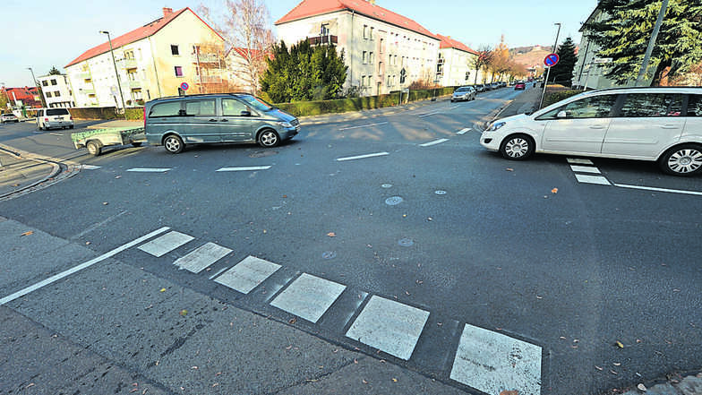 Die Striche auf der Fahrbahn sollen vermeiden, dass hier die Kurve geschnitten wird. Fußgänger wünschen sich ebenfalls Markierungen, um besser über die Straße zu kommen.