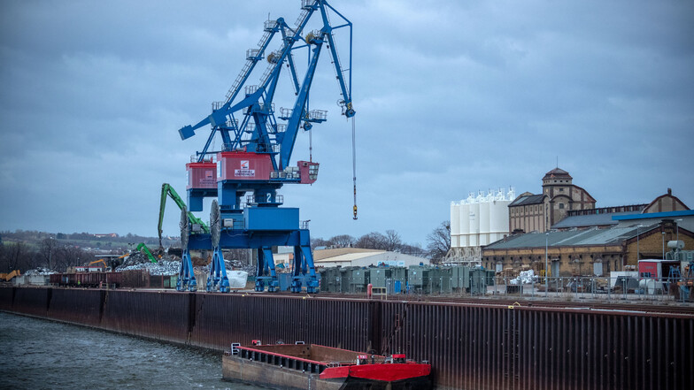 Moderne Kräne, aber im Durchschnitt nur alle sechs Tage ein Schiff: Der Dresdner Alberthafen ist ein Umschlagplatz mit Güterwaggons und Lastwagen.