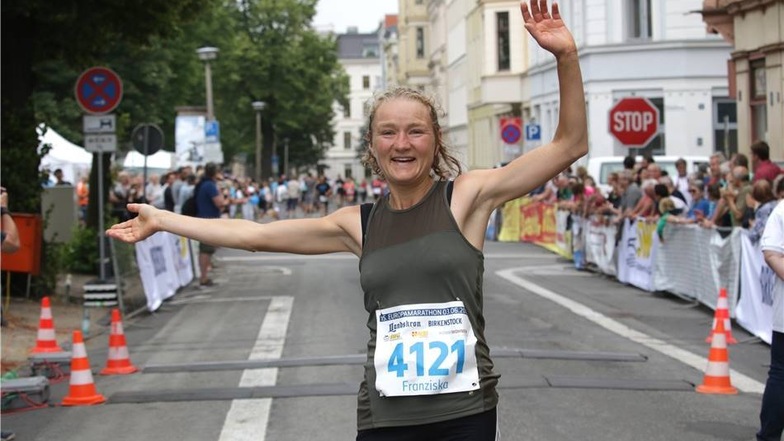 Und das ist sie beim Zieleinlauf. Franziska Kranich gewann über 42,195 Kilometer zum vierten Mal nach 2013, 2014 und 2016.