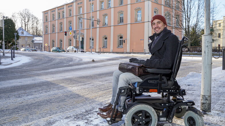 Abenteuer Innenstadt: Wenn David Gratzl mit seinem Elektro-Rollstuhl in Bischofswerda unterwegs ist, gibt es manche Stolperfalle. In der Arbeitsgruppe zum neuen Verkehrskonzept der Stadt ist er die Stimme für die Belange von Menschen mit Handicap.
