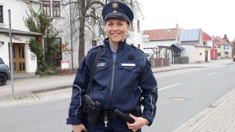 Bürgerpolizistin Doris Wünsche, wie sie die Bürger von Großdubrau und Umgebung kennen: Mit einem Lächeln auf den Lippen, aber auch mit der nötigen Konsequenz.