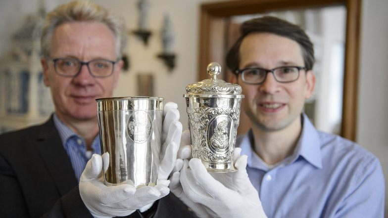 Museumschef Jasper von Richthofen und Kunsthistoriker Kai Wenzel mit den geschenkten Silberbechern – der linke ist aus Anlass einer Hochzeit in Görlitz angefertigt worden.