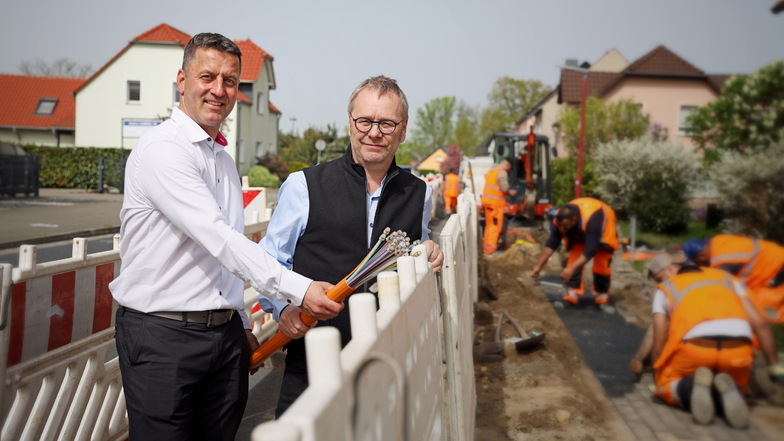 Telekom-Gebietsmanager Marcel Albert (links) traf sich mit dem Gröditzer Bürgermeister Enrico Münch auf der aktuellen Glasfaser-Baustelle an der Reppiser Straße.