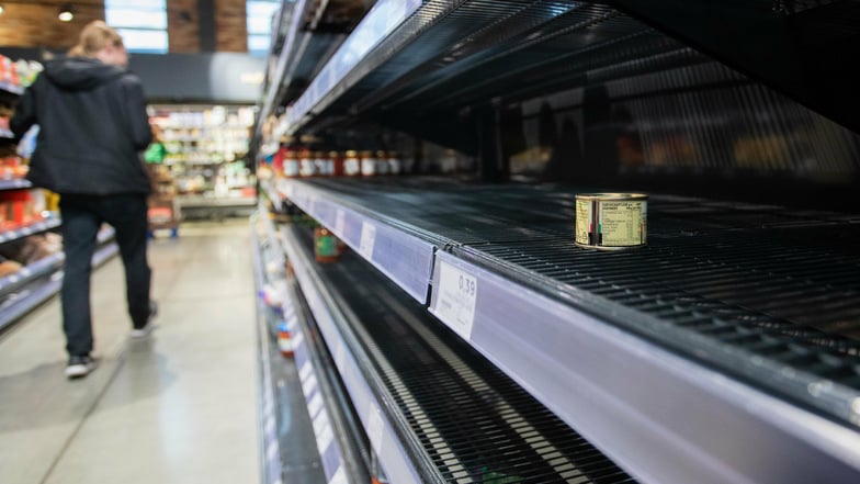 Noch im März waren die Regale leer, wie hier in einem Supermarkt in Baden-Württemberg. Laut einer Umfrage des Meinungsforschungsinstituts YouGov will jeder zehnte Verbraucher in den kommenden Wochen wieder hamstern.