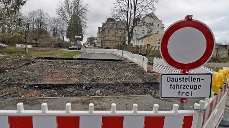 Die Bahnhofstraße in Hartha ist für die Durchfahrt voll gesperrt. Zurzeit werden die Gleisanlagen vollständig zurückgebaut.
