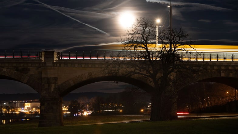 Abgeschaltet sind die 62 LED-Strahler an der Dresdner Albertbrücke. So bleiben die Sandsteinflächen an den Bögen nachts dunkel.