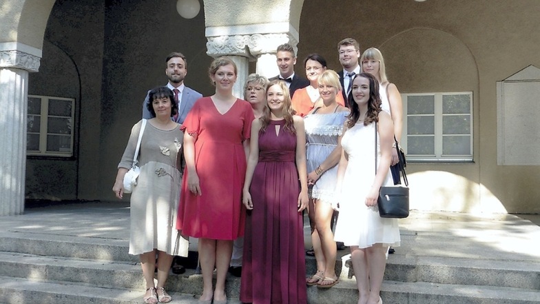 Das Kreiskrankenhaus Weißwasser wird von seinen acht Absolventen fünf übernehmen, unter anderem Liesbet Nicko (im weinroten Kleid) und Dominik Fietz (dahinter).