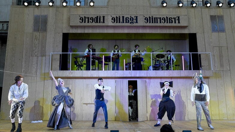 In Hochform ist das Schauspielensemble im „Spiel von Liebe und Zufall“, zu erleben im Japanischen Palais.