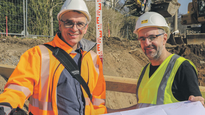 Der Aufbau von Straßenbahnschienen und einer neuen Straßendecke bildet für die DVB-Bauingenieure Torsten Zingel (links) und Steffen Lehmann oft nur den Abschluss einer
typischen Gleisbaustelle.