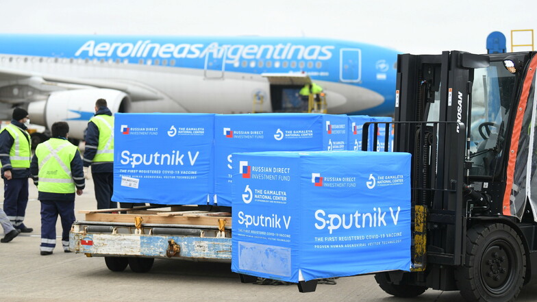 400.000 Dosen des Corona-Impfstoffs Sputnik V werden nach Argentinien gebracht.