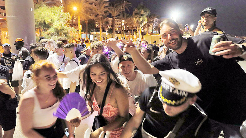 An den Strandpromenaden von Mallorca feiern junge Leute wieder zu Tausenden, ohne Maske und ohne Abstand. Seit Dienstag hat die Bundesregierung ganz Spanien als Corona-Hochinzidenzgebiet eingestuft.
