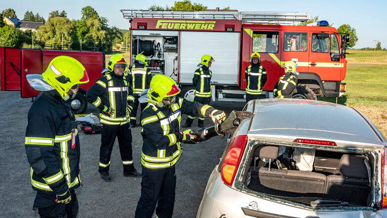Bei Auto-Gärtner in Reinsdorf haben die Feuerwehrleute aus Kriebethal das Zerlegen eines Autos mit Schneid- und Spreiztechnik geübt. Eine solche Vorführung wird es auch am Sonnabend anlässlich der 150-Jahrfeier in Kriebethal geben.