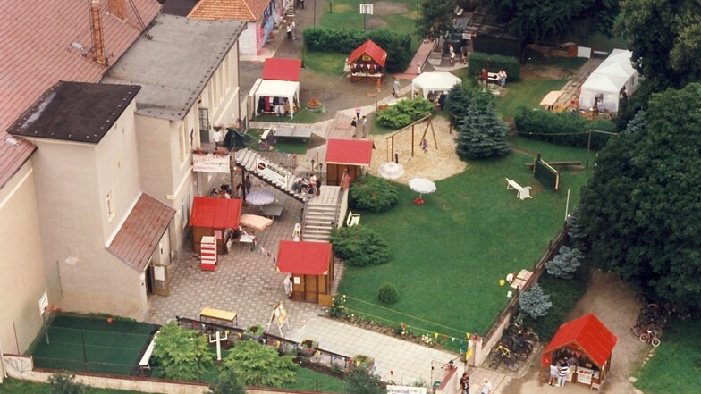 Rund ums heutige Bürgerzentrum war Ende der 1990er
in drei Sommern die Kinderstadt Hoywoy aufgebaut. Damals hieß das Haus noch KJT oder auch SKZ, Soziokulturelles Zentrum.