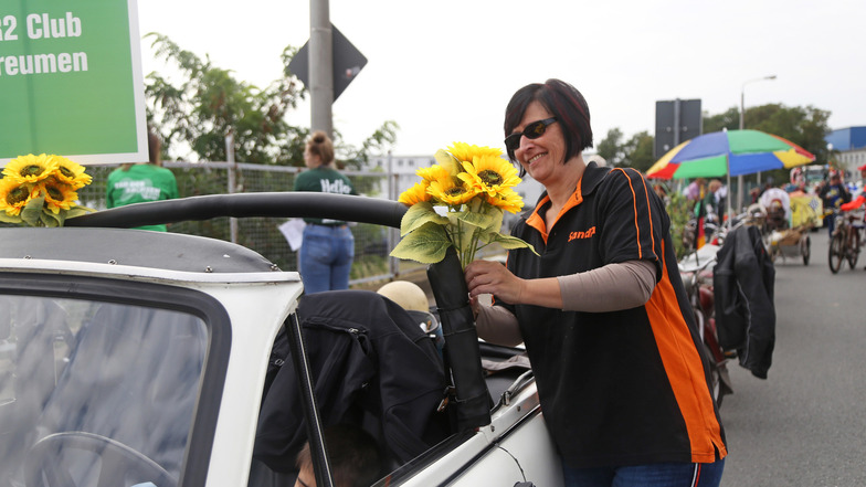 Auch Sandra vom SR2-Club Streumen dekoriert ihren Trabi mit Sonnenblumen für den Umzug...