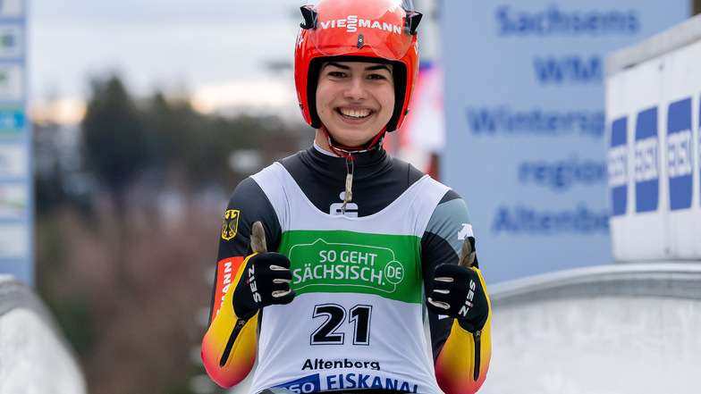 Doppeldaumen für den Doppelsieg - beim jüngsten Junioren-Weltcup im heimischen Altenberg gewann Jessica Degenhardt beide Rennen.