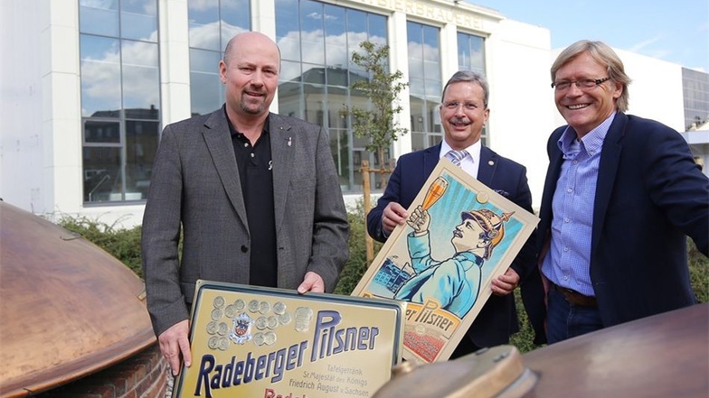 Sie freuen sich schon mächtig auf den 12.September: Radebergs Braumeister Udo Schiedermair, Brauereichef Axel Frech und Jürgen Haase vom Zwingertrio (v.l.).