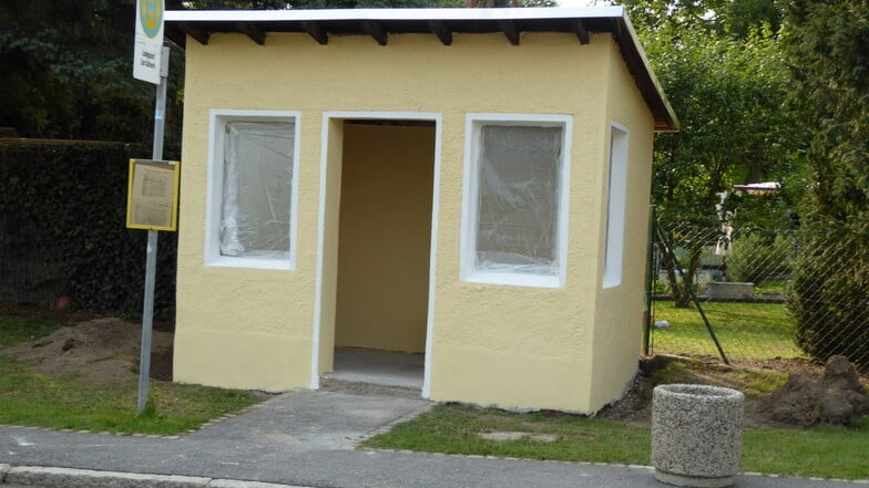 Ein Buswartehäuschen gab es früher auch an der Rothenburger Straße/Birkenallee in Görlitz. Es sah aber anders aus als dieses Exemplar in Ludwigsdorf.