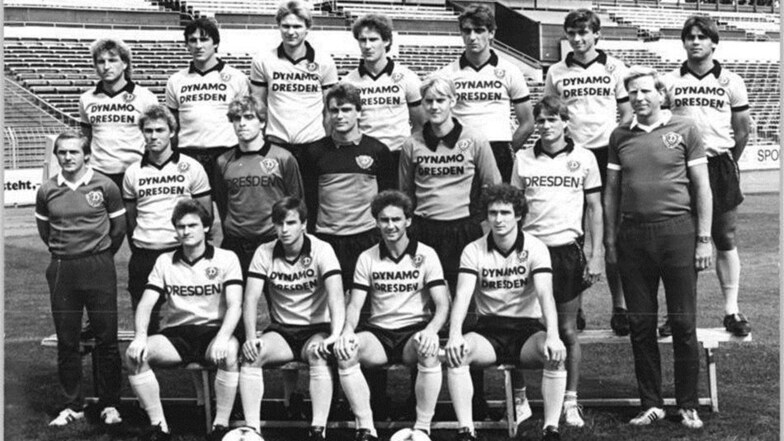 Dieses Foto vom 9. Januar 1986, das in Vorbereitung auf das Viertelfinale des Fußball-Europacups der Pokalsieger gegen Bayer Uerdingen entstand, zeigt Uwe Kuhl (mittlere Reihe, 3.v.l.) als Teil der Oberligamannschaft von Dynamo Dresden mit Hans-Jürgen Dör