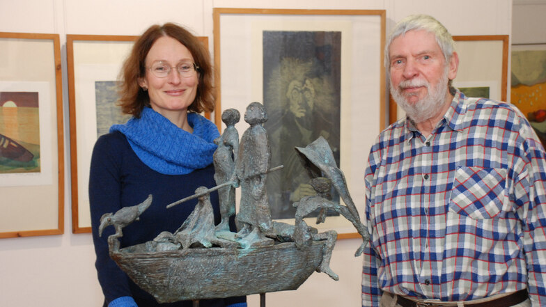 Klaus Drechsler und Kuratorin Anke Fröhlich Schauseil stehen vor einer der Plastiken des Dresdner Künstlers.