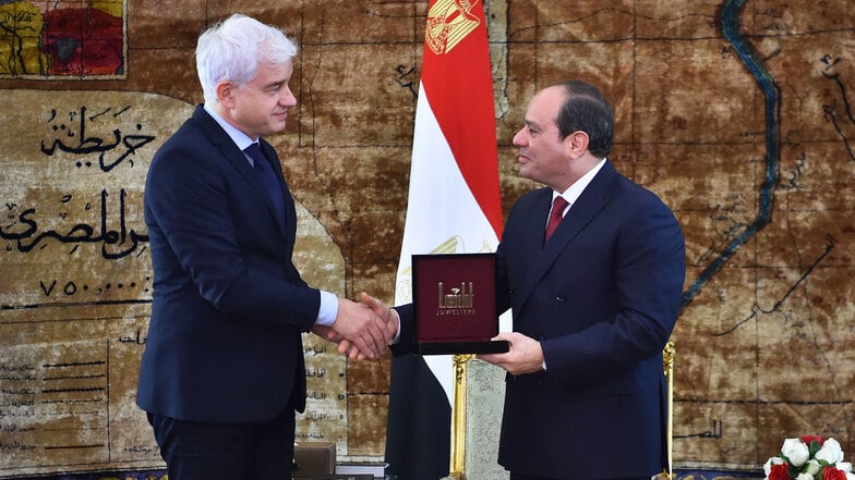 Die Übergabe des St. Georgs-Ordens von Semperopernballchef Hans-Joachim Frey (l),an Abdel Fattah Al-Sisi, Präsident von Ägypten, hat zu Absagen und Protesten geführt.