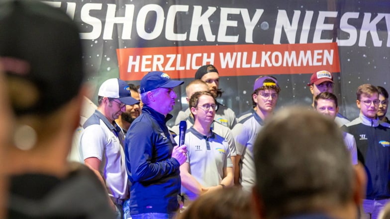 Herzlich willkommen in Niesky waren bisher auch die Jonsdorfer Eishockeyspieler. Aber nun kommen sie nur noch vereinzelt, weil Jonsdorf seine Eishalle geschlossen hat und der Verein sich auflösen wird.