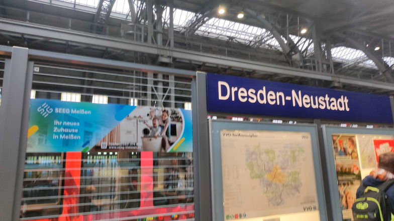 Ein Werbebanner der SEEG am Bahnhof Dresden-Neustadt. "Ihr neues Zuhause in Meißen" steht darauf.